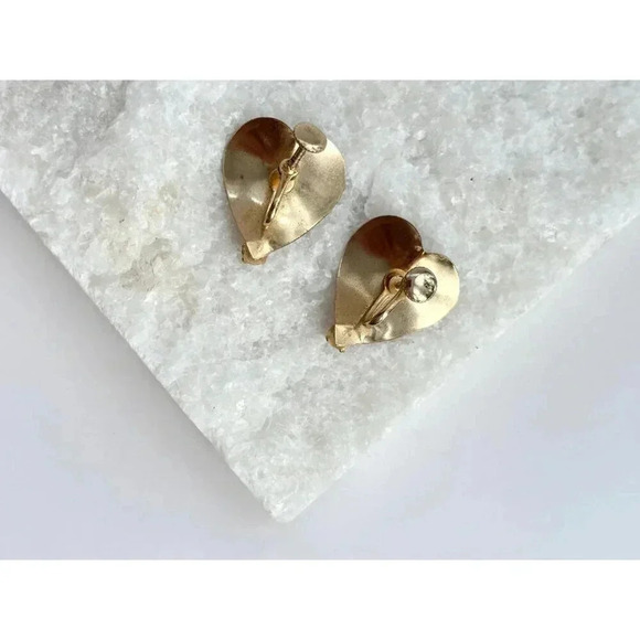 Vintage Gold Toned Heart Shaped Textured Cultured Pearl Screw MCM Stud Earrings - Picture 3 of 6